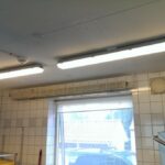 På ældrecentret i Glumsø har Elhuset optimeret lyset i køkkenet fra 8 stk. gamle 2x36w lysarmaturer til nye 40w LED armaturer. En energibesparelse på 50% og en meget lang levetid som vil forrente investeringen meget hurtigt. Ud over besparelsen, så får personalet mere og bedre lys end tidligere.